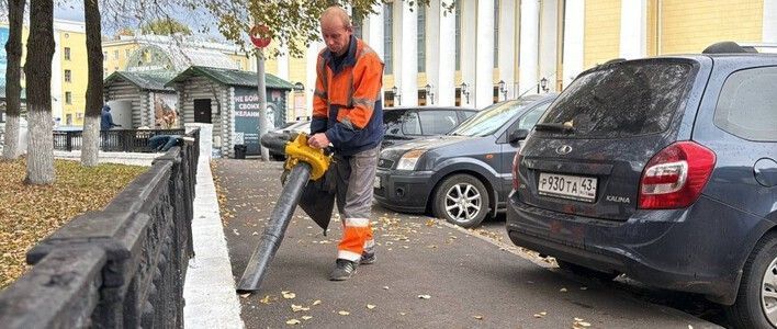Подрядчики очищают улицы от опавших листьев
