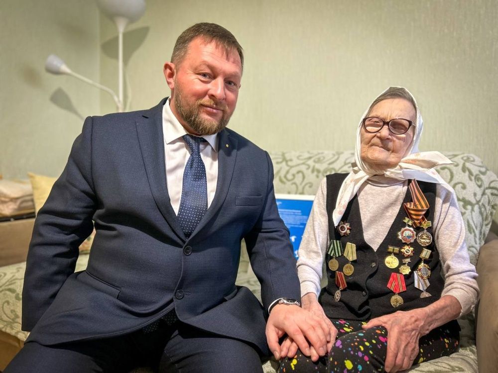 Глава администрации города поздравил кировчанку - ветерана Великой Отечественной войны со 100-летним юбилеем