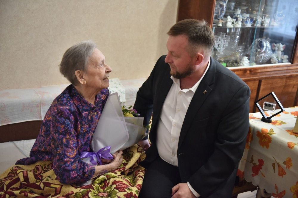 Труженице тыла Нине Погудиной вручили памятный знак «Киров – город трудовой доблести».