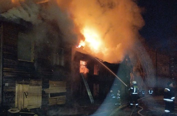 В Кирове загорелась «деревяшка» на Никитской