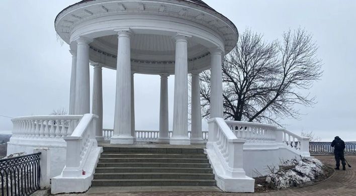 В Александровском саду покрасили ротонды