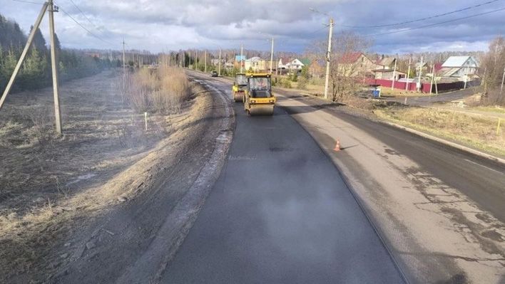 В Кирове ремонтируют дорогу в Радужный