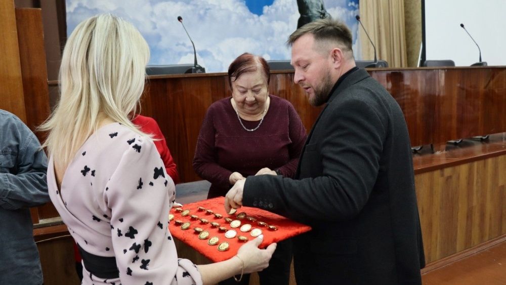 Руководители города вручили нагрудные знаки ветеранам труда.