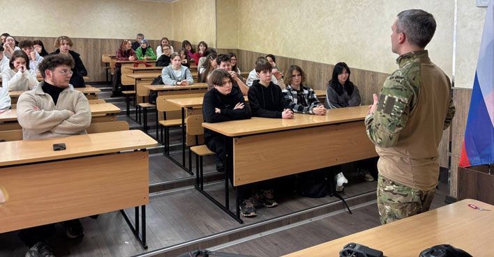 Данил Зонов провел для школьников мастер-класс по управлению беспилотниками