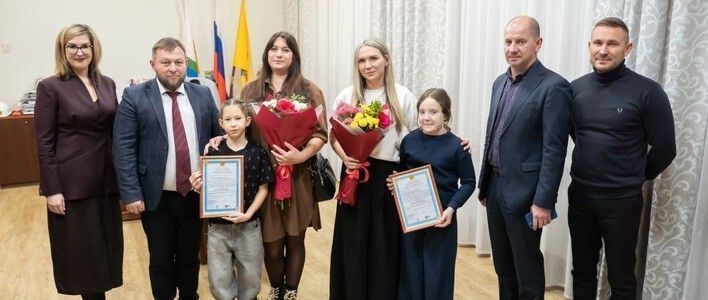 Кировским семьям вручили жилищные сертификаты 