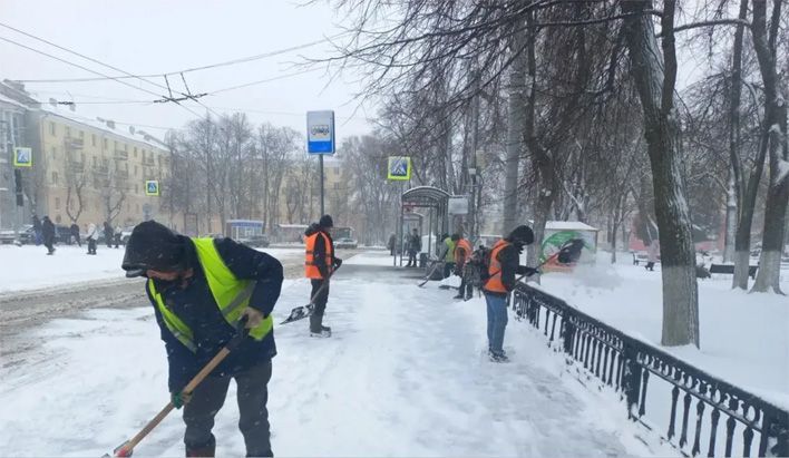 В Кирове на борьбу с апрельским снегом вышла вся имеющаяся техника