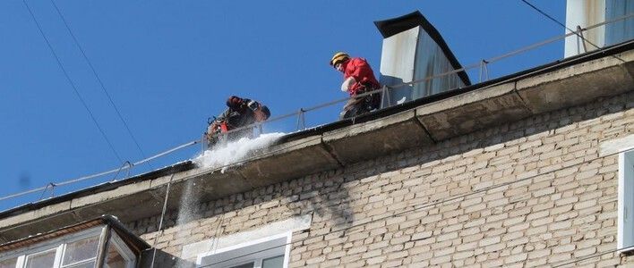 Кировчан предупреждают о риске схода снега и льда с крыш 