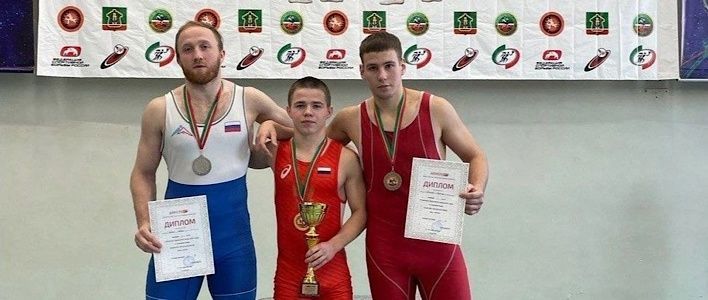 Кировчане одержали победы на соревнованиях по борьбе и акробатике