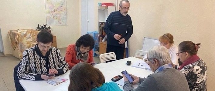 В Кирове продолжаются занятия по смартфонной грамотности