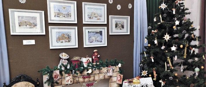 Новогоднее настроение создаёт выставка «Ёлочные истории» в диораме