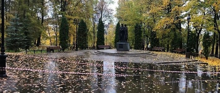 В скверах продолжаются работы по благоустройству