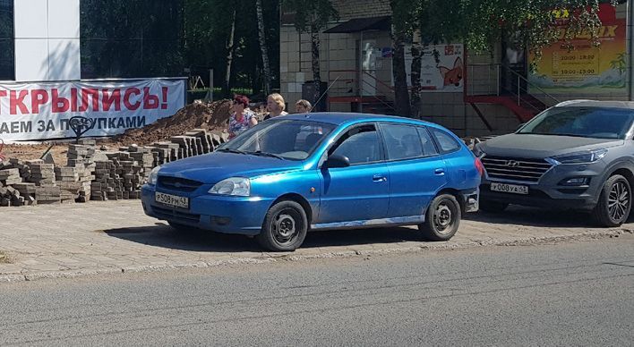 Парковку у ТЦ «Новинка» отделят от тротуара