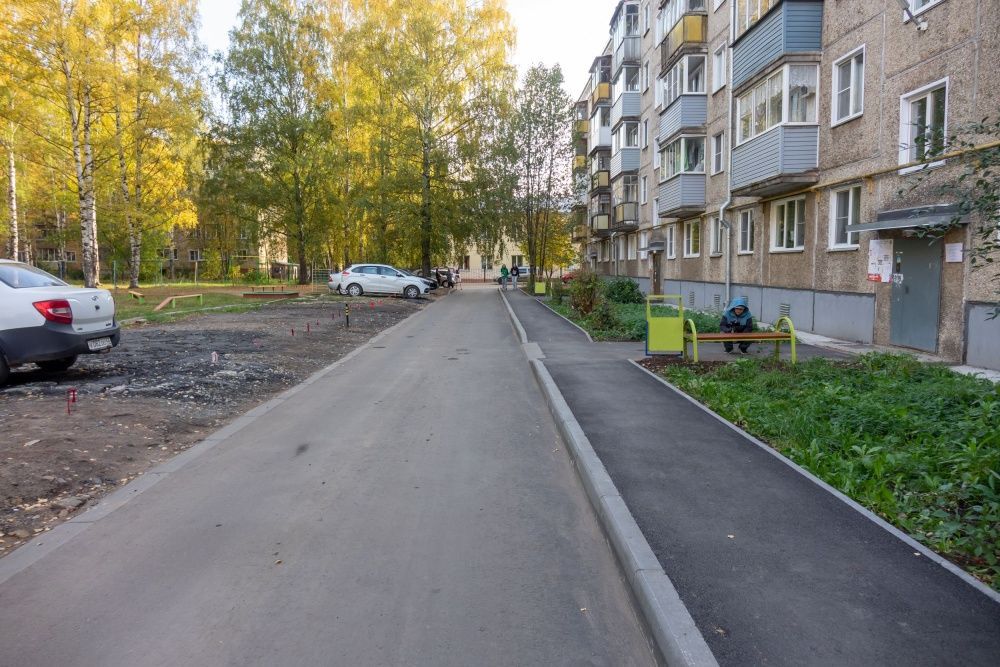 Кировские дворы продолжают преображаться