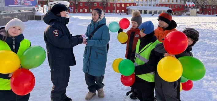 Сотрудники ГАИ подарили кировчанкам шарики и напомнили о безопасности на дорогах