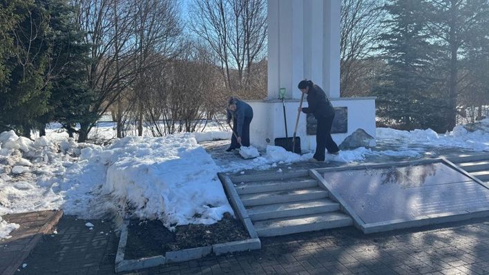 В Кирове проходят субботники у памятников 