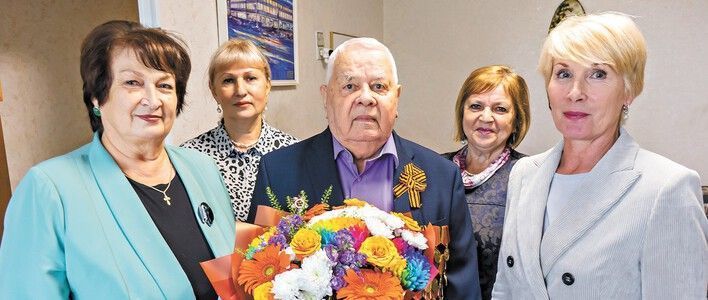 Глава города Елена Ковалёва и заместитель председателя городской Думы Лариса Копысова поздравили почётных граждан Кирова