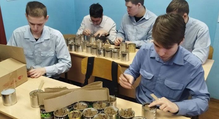 Кировчане делают свечи и вяжут носки для участников СВО