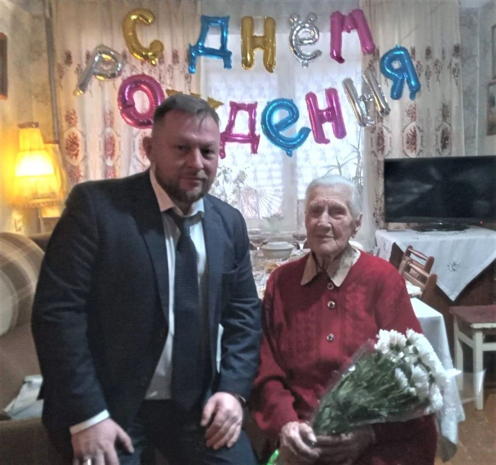 Вячеслав Симаков поздравил кировчанку со 100-летним юбилеем