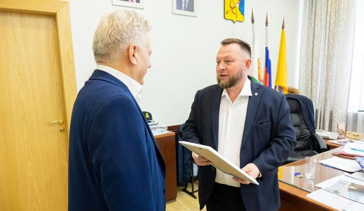 Вячеслав Симаков наградил бывшего сотрудника горадминистрации