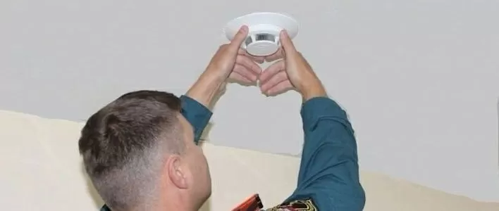 Квартиры многодетных семей продолжают оснащать пожарными извещателями