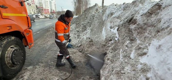 Пришла весна: кировские дорожники чистят ливневые коммуникации
