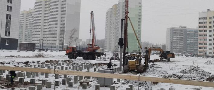 На улице Торфяной в Кирове строят детский сад и школу