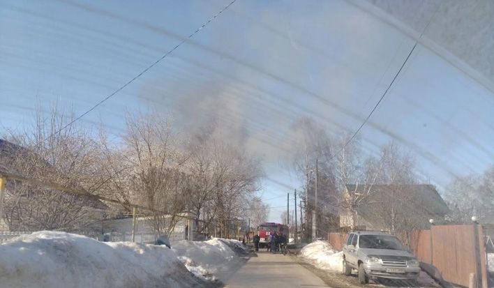 В поселке Ганино загорелся деревянный дом