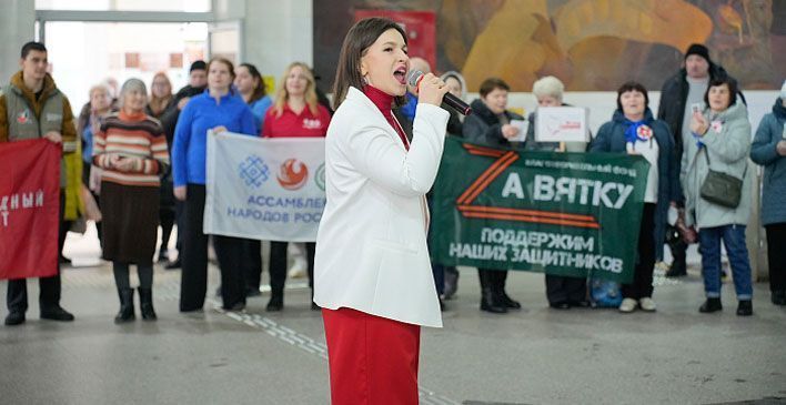 Кировчане массово спели песню «Мы русские» в поддержку бойцов СВО