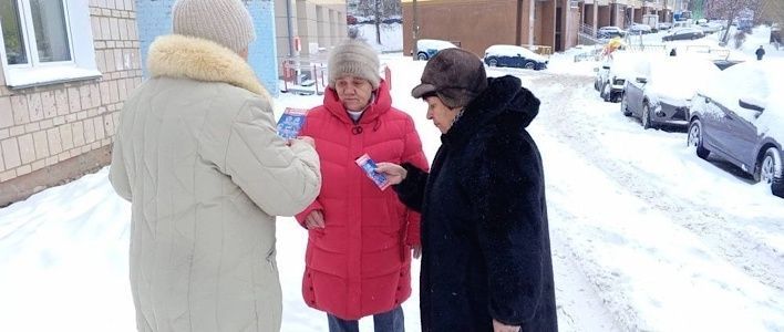 Кировчанам раздали памятки с правилами пользования пиротехники