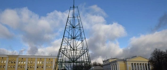 Театральную площадь украшают к Новому году 