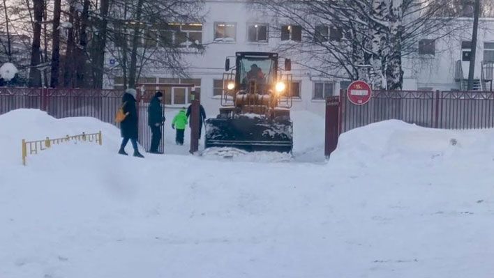 Дорожники расчищают пути к школам и детсадам