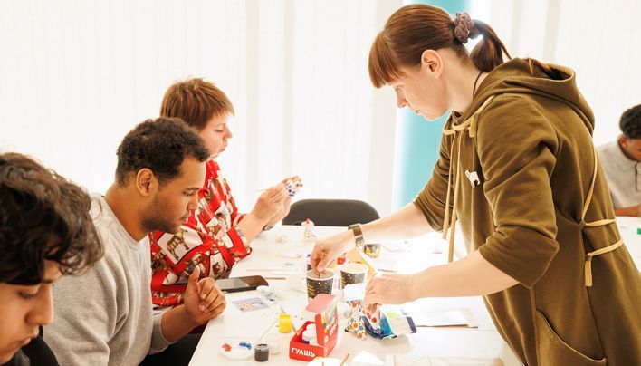 В Кирове иностранные студенты из 13 стран раскрасили дымковского коня