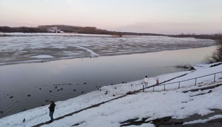На Вятке у старого моста начались подвижки льда 
