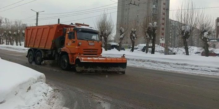 В Кирове чистят тротуары до асфальта