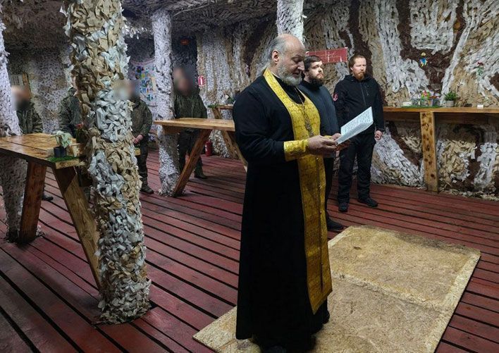 Вятские священники привезли в зону СВО часовню из Советска