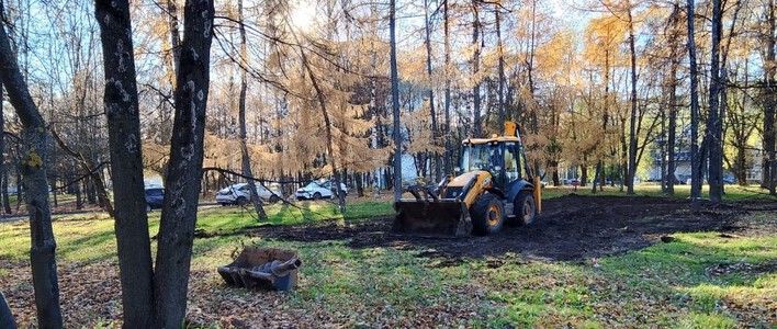  В парке имени Ю. А. Гагарина обустраивают площадку для выгула собак