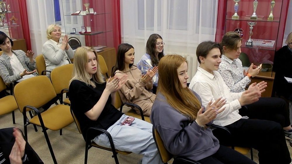 Артисты кировских театров прочли школьникам Толстого.