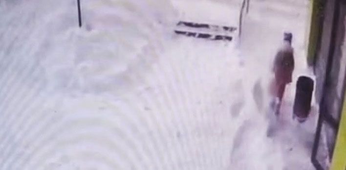 В Кирове на девочку упал снег с крыши