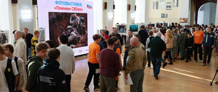 В драматическом театре состоялась торжественная церемония открытия выставки «Помним СВОих»