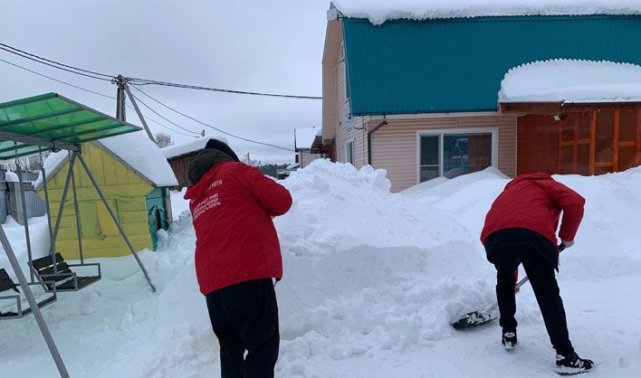 Волонтеры «Боевого братства» помогли убрать снег семье героя