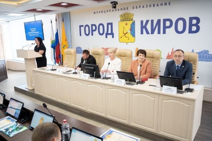 Двоих жителей наградят почетными знаками «За заслуги перед городом Кировом»