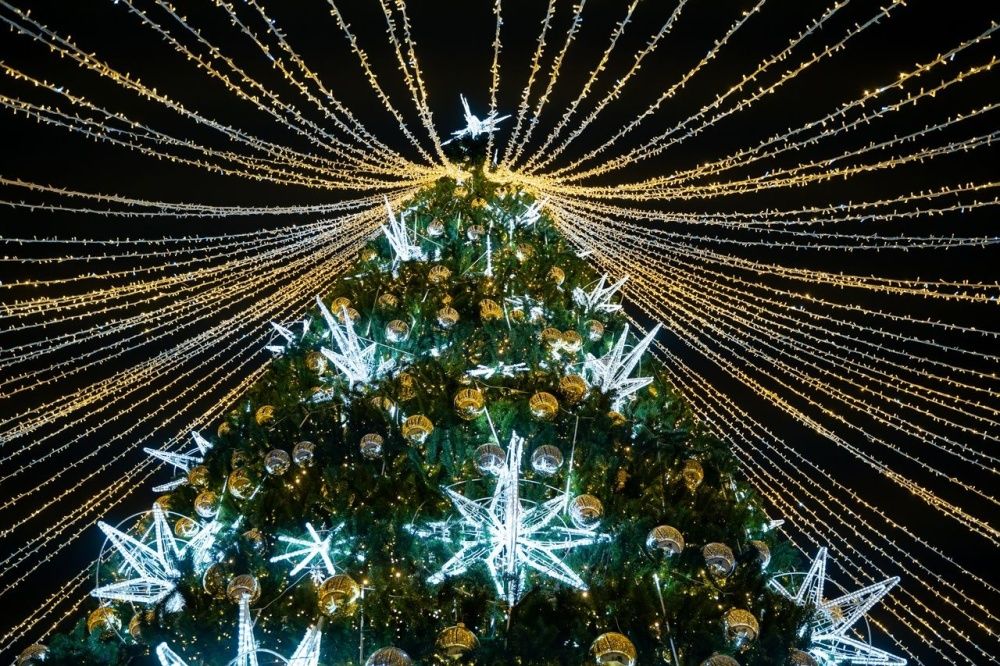  Новогодний городок ждёт гостей.