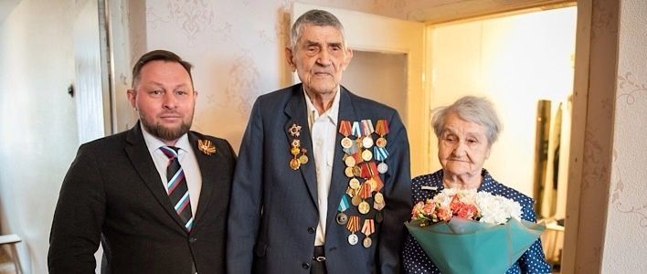 Руководители города вручают ветеранам юбилейные медали