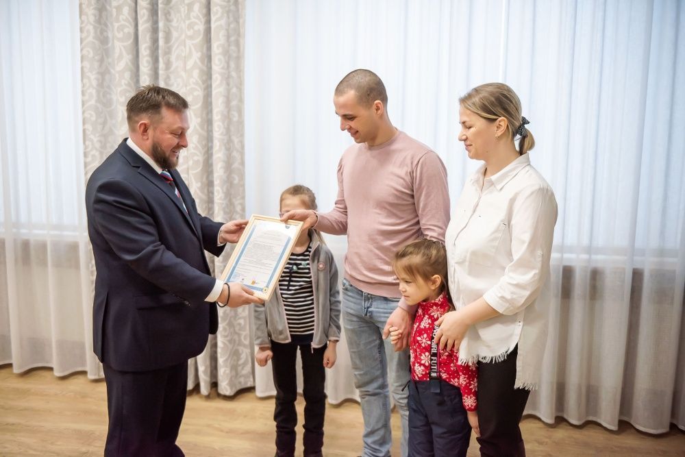 Молодым семьям вручили жилищные сертификаты.