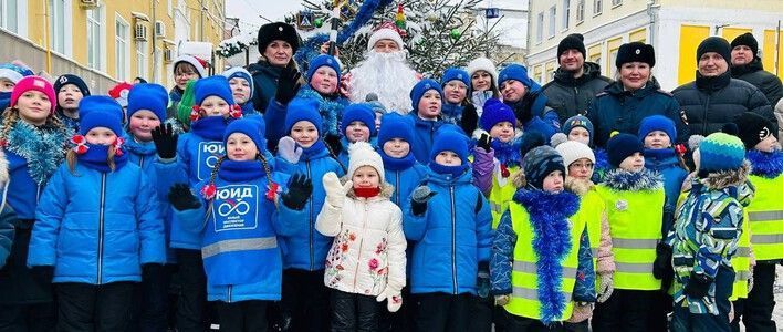  В Кирове на пешеходной Спасской открылась ёлка безопасности дорожного движения