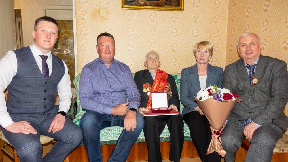 Глава города вручила знаки почетных граждан участникам Великой Отечественной войны