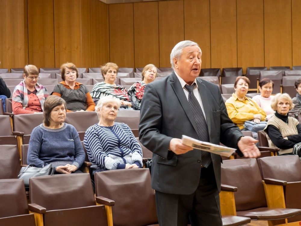 Ветераны обсуждают планы.