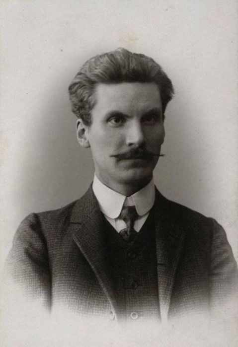 А музыка звучит...