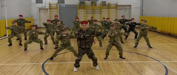 Кировские юнармейцы приняли участие во Всероссийской творческо-патриотической акции «Танцуй, как Газманов!»