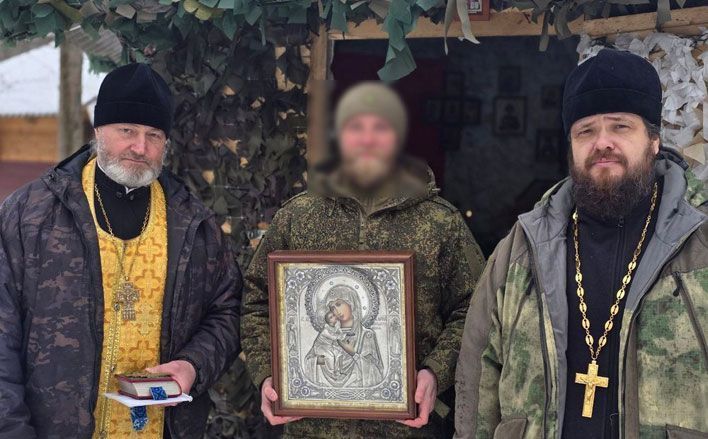 Вятские священники привезли в зону СВО часовню из Советска